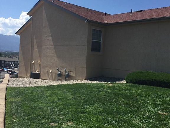 End unit lots of green space around