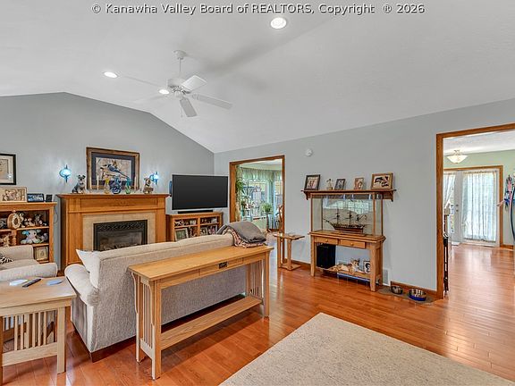 2nd image of 1209 Lakeview Dr