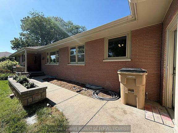 5th image of 2426 Pioneer Blvd