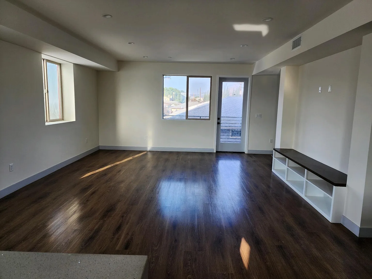 3 bed, 3.5 bath, 1700 sqft, $4,100 — Photo 2