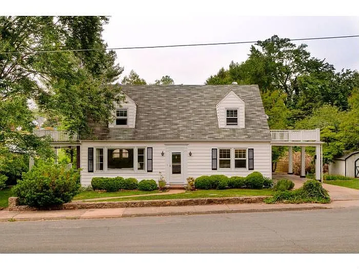 1101 Sherwood Rd photo 1