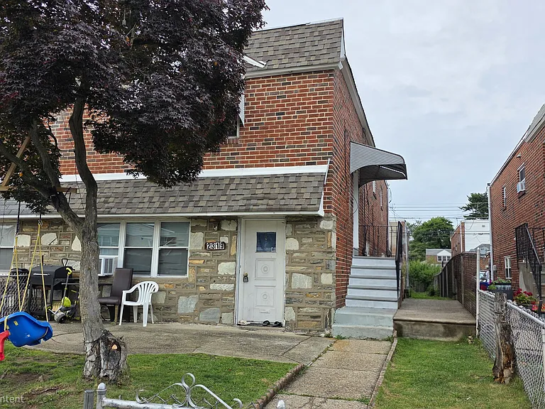 2319 Benson St #2 — Photo 2
