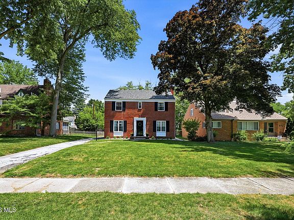 5th image of 2914 Meadowwood Dr