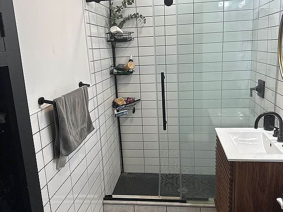 4th image of 146 Stanton St APT 1