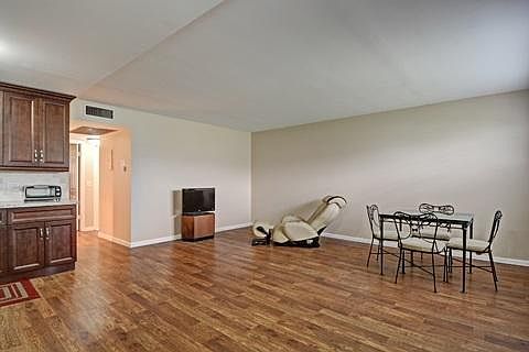 4th image of 402 Tilford S