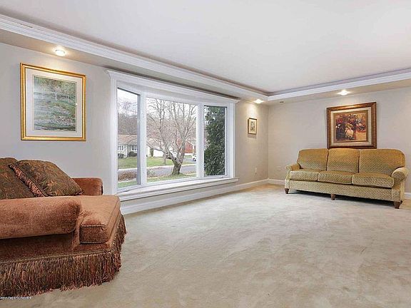 3rd image of 8 Ellen Ct