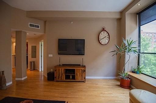 4th image of 170 Oxford St Unit 201