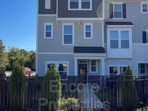 223 Pond View Ct, Fuquay Varina, NC 27526