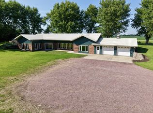 46739 900th St, Windom, MN 56101