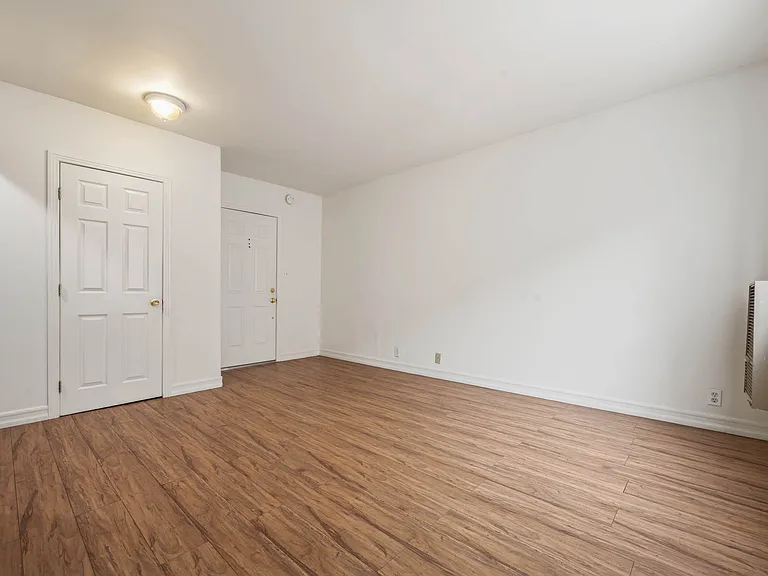 Beverly Blvd Apartments — Photo 18