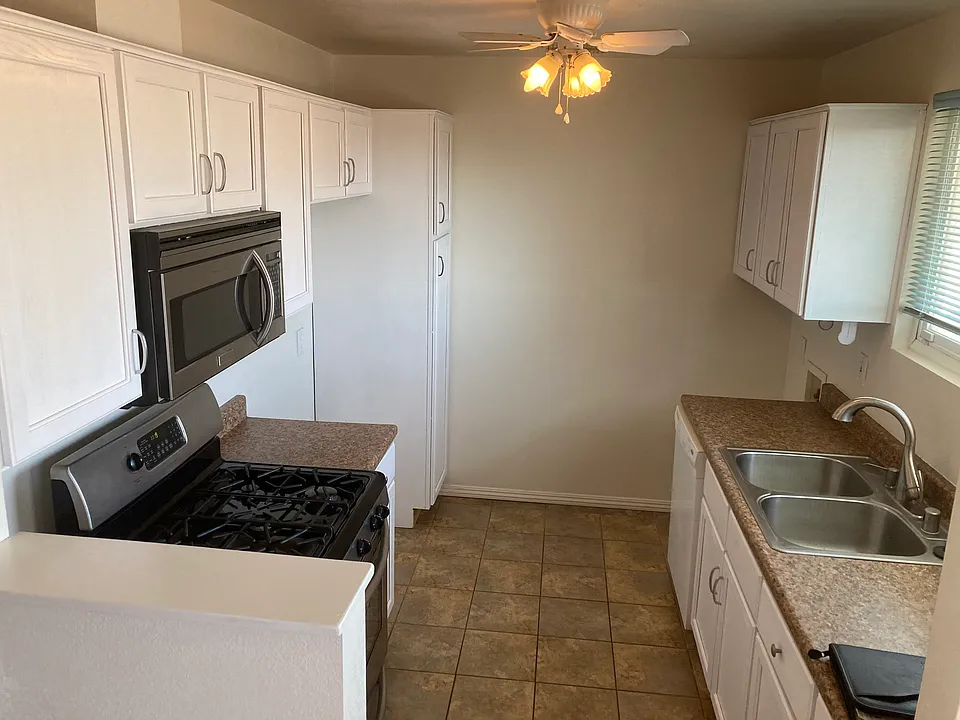 1002 E Navajo St