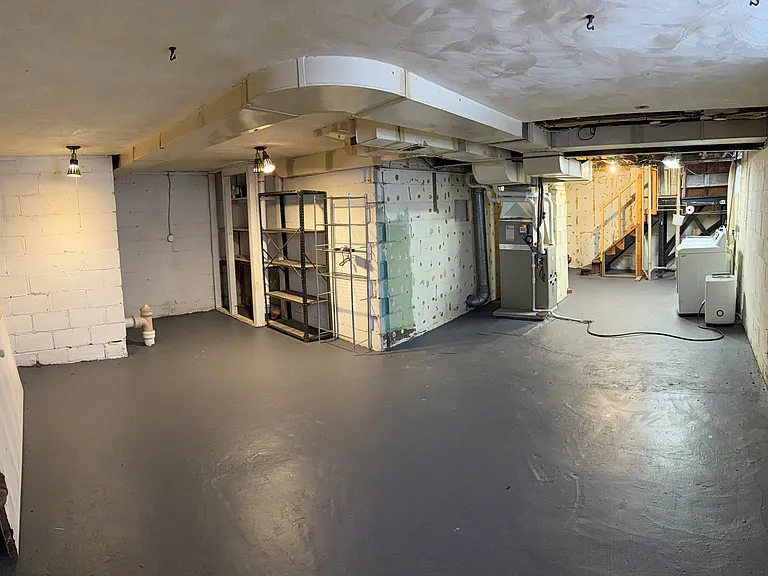 Freshly cleaned&painted huge heated cellar.