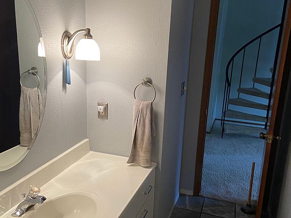 3rd image of 646 Lamoreaux Dr NW #646