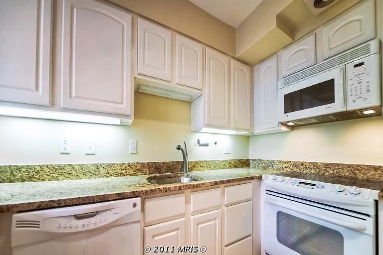 115 N Lee St #202 — Photo 6