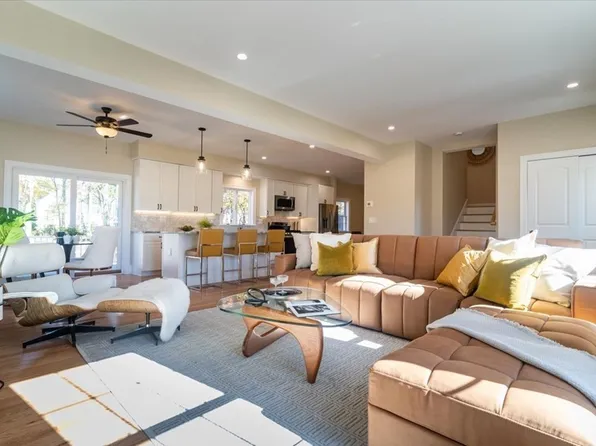 868 Pleasant St, Attleboro, MA 02703