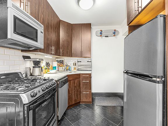 4th image of 318 E 11th St APT 9