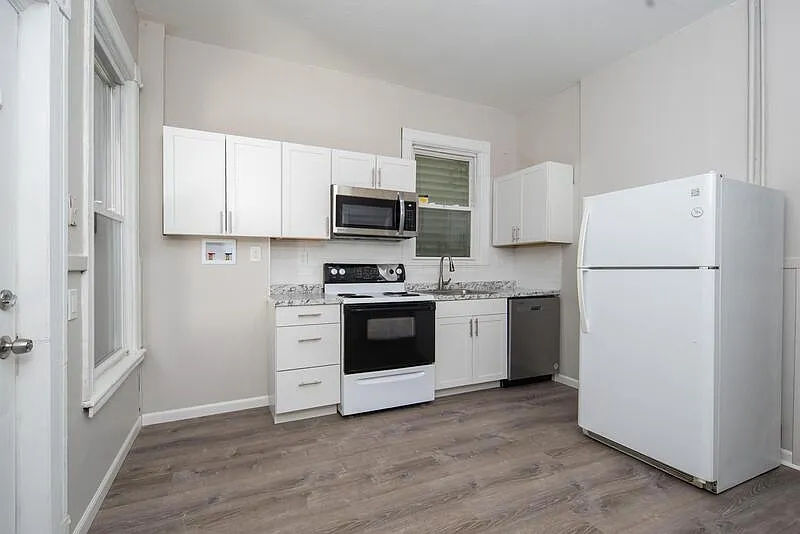 3 bed, 1.0 bath, 1000 sqft, $1,345 — Photo 3