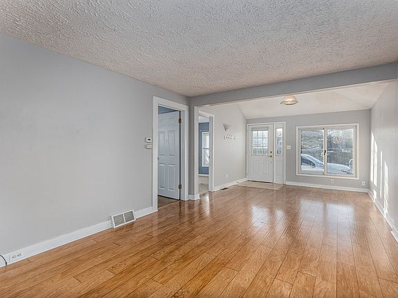 4th image of 120 Lawndale Ave