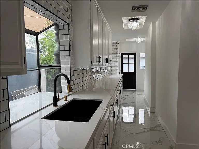 310 Alexander St — Photo 28