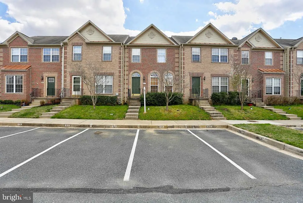 3 bed, 2.5 bath, 1500 sqft, $2,500 — Photo 2