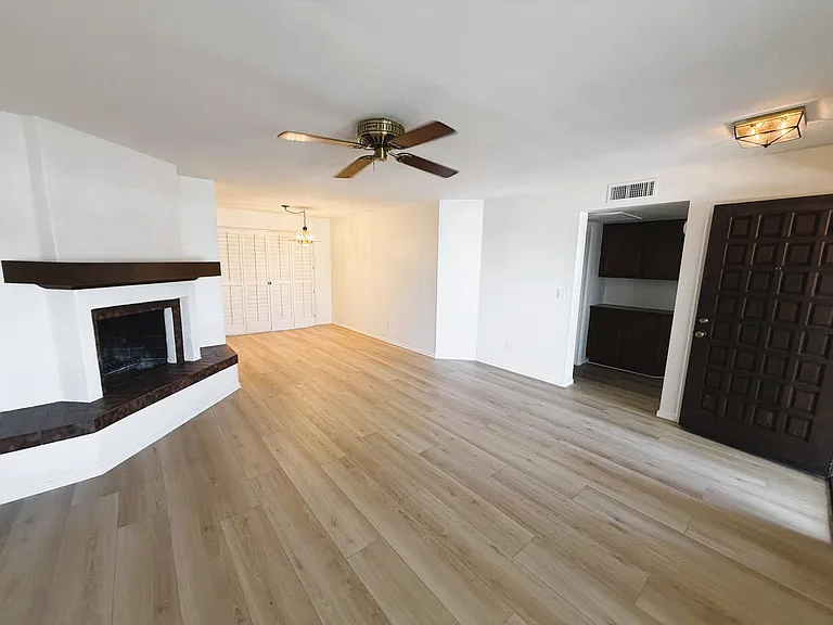 705 E Michelle Dr — Photo 4
