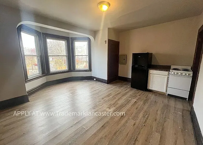Studio, 1.0 bath, 400 sqft, $900 — Photo 2
