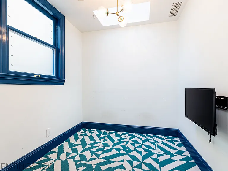 2211 Steiner St — Photo 9