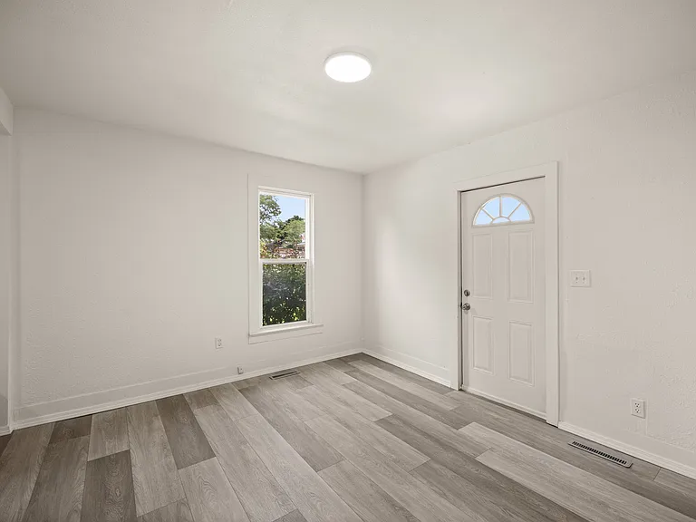 1627 E Desmet Ave — Photo 4