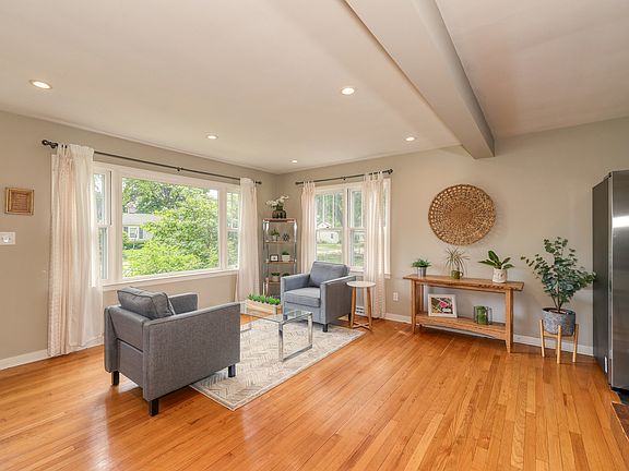 3rd image of 624 N Lincoln Ave