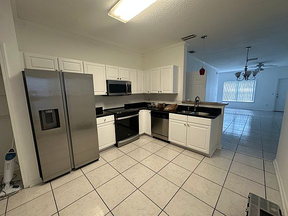 2nd image of 817 Southern Creek Dr