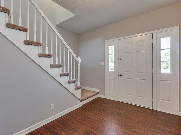 3rd image of 1005 Foxmoor Dr