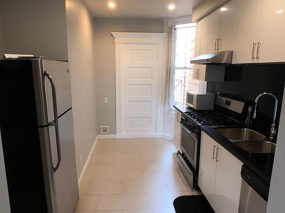 2nd image of 1361 Oak St #1
