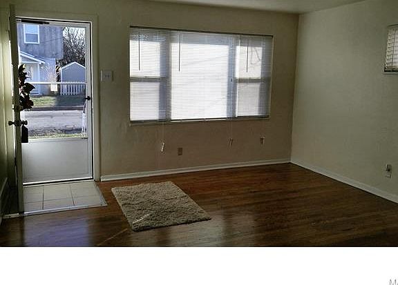 3rd image of 9953 Clyde Ave