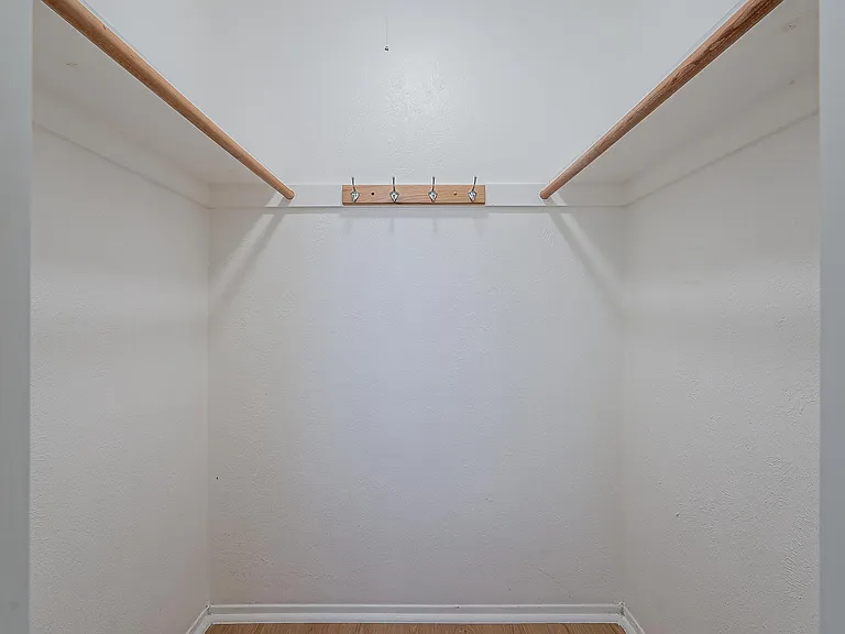 613 W 15th St — Photo 14
