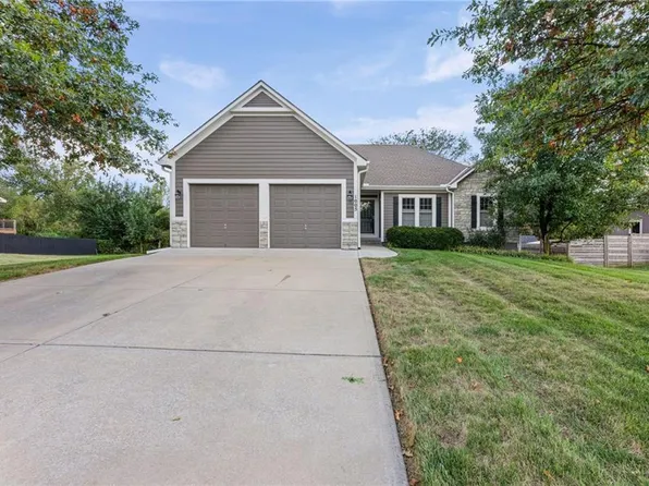 1005 Hidden Meadows Dr, Paola, KS 66071