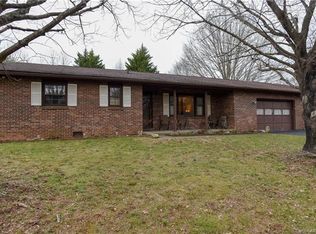 20 Keeneland Dr, Hendersonville, NC 28792