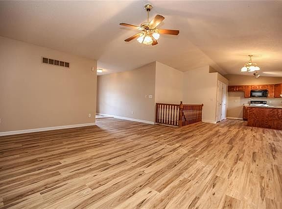 5th image of 11 Arlington Oaks Dr