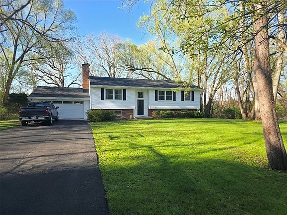 2nd image of 12048 Oakfield Cir
