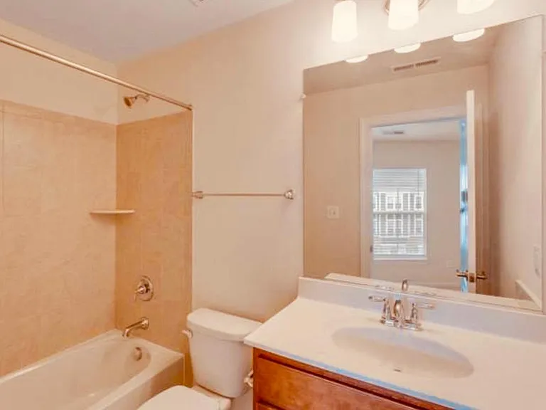 8188 Falls Grove Dr — Photo 10