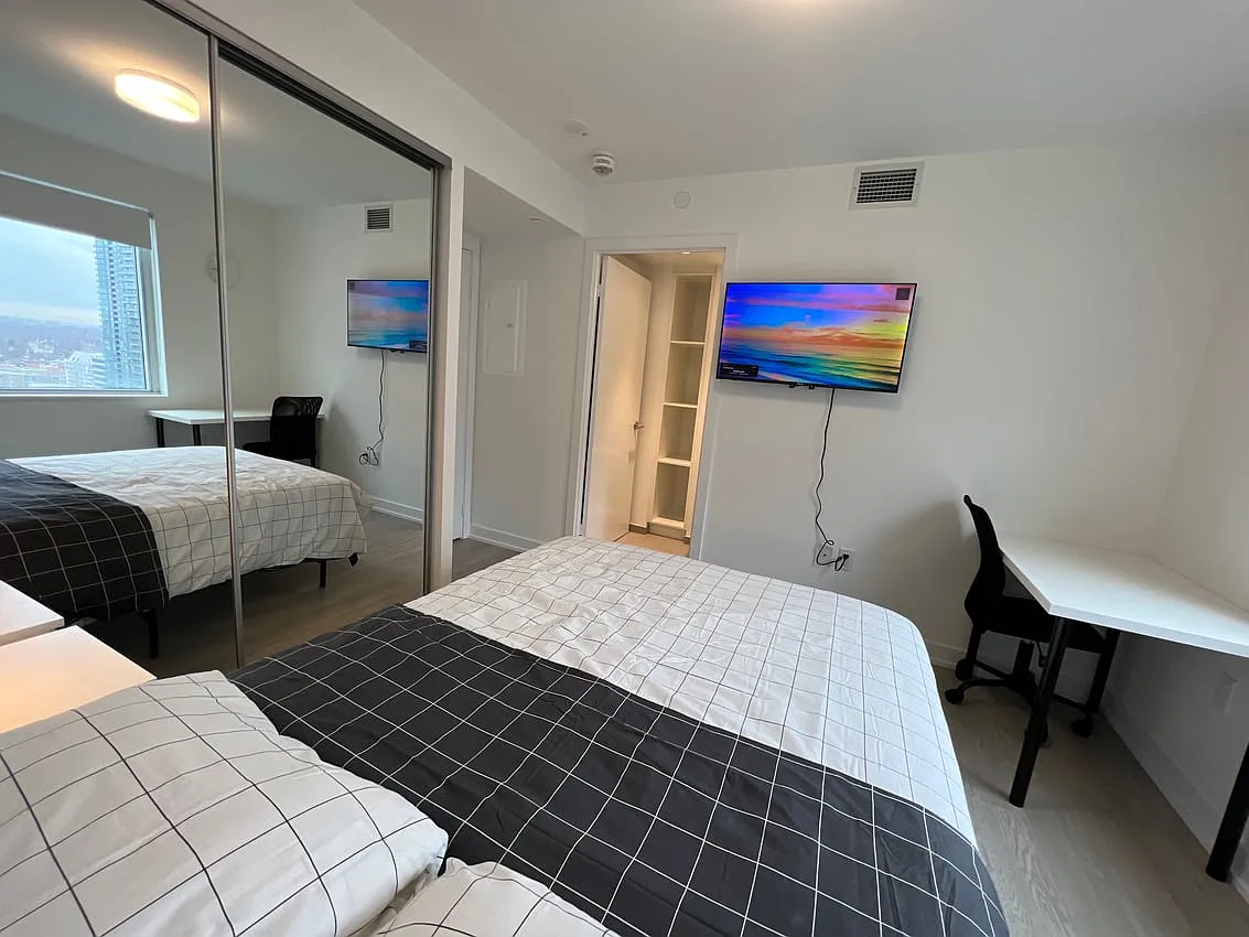 Master Room - Dunfield Ave & Eglinton Ave E — Photo 3