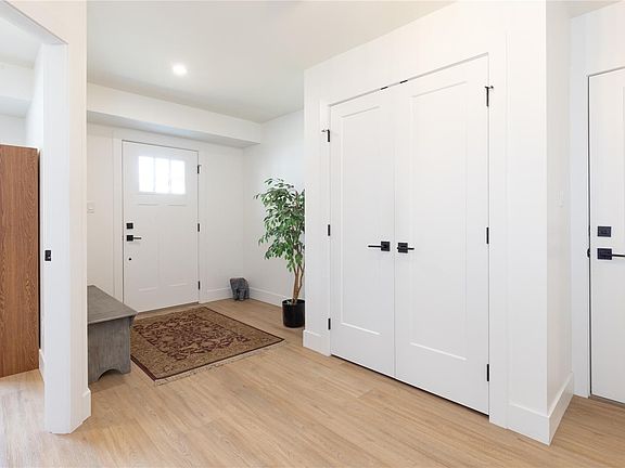 4th image of 107 Evelyn Cres