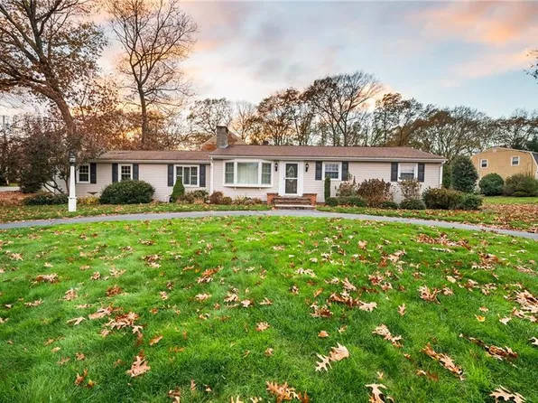 2 Apache Ln, Cumberland, RI 02864