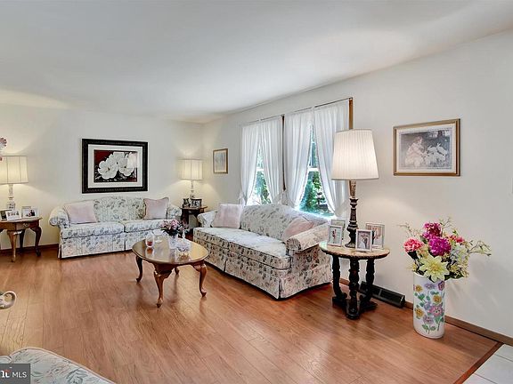 3rd image of 810 Wintergreen Ct