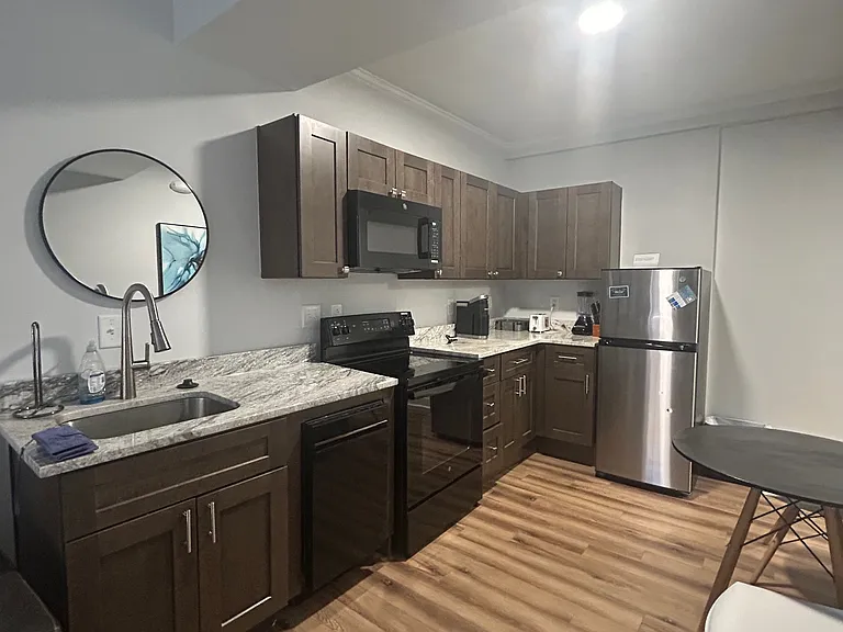 300 Laurel St #2 — Photo 9