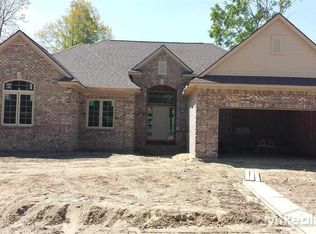 1878 Oak Forest Dr E, Troy, MI 48085