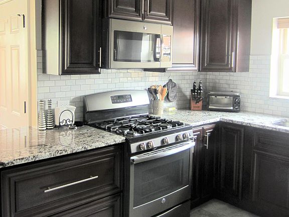 4th image of 2842 W Farragut Ave #2