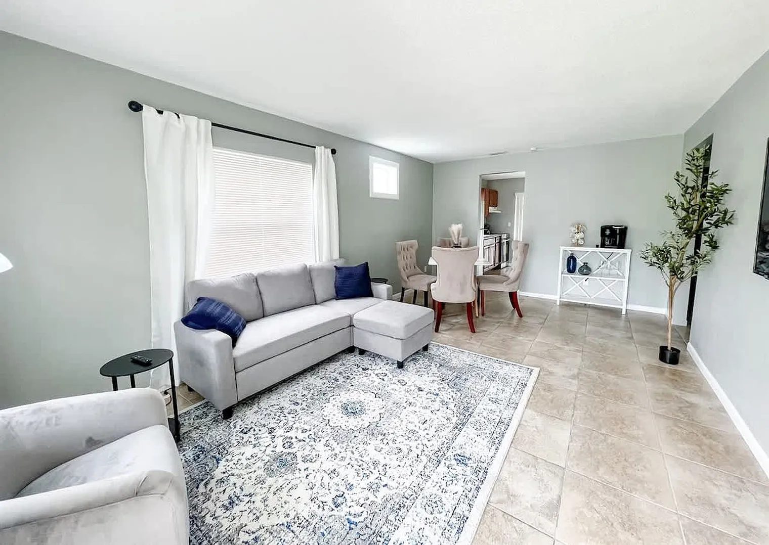 2 bed, 1.0 bath, 947 sqft, $2,394 — Photo 3