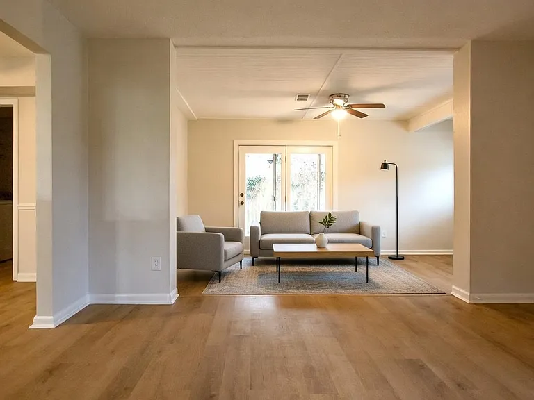 2403 Banyan Dr — Photo 4