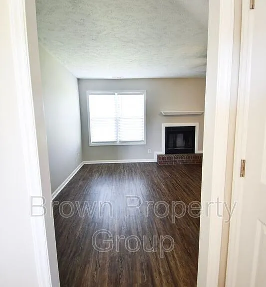 411 Northwoods Dr — Photo 2