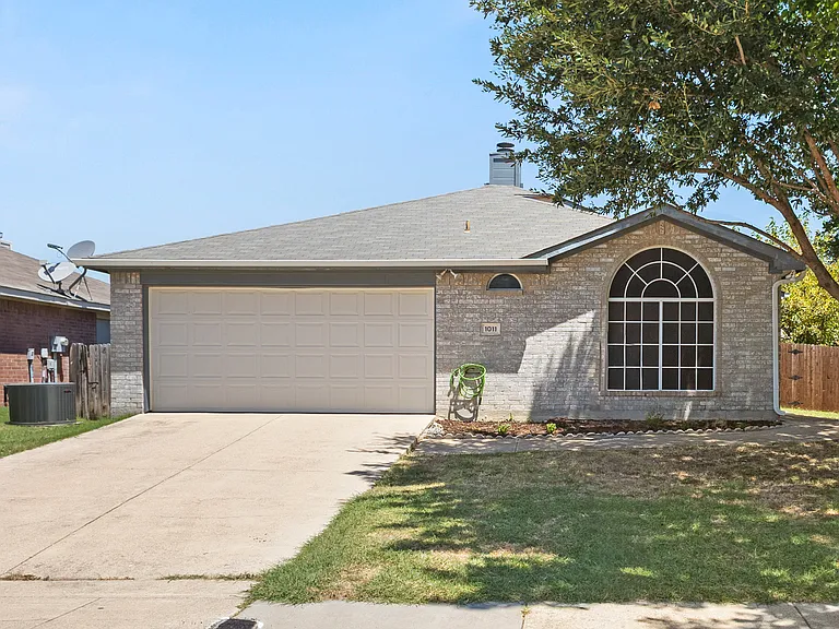 1011 Waterview Dr — Photo 3